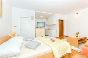 Postel nebo postele na pokoji v ubytování Apartments and Room Sun & Sea