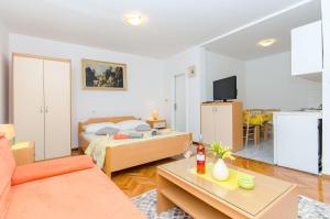 Postel nebo postele na pokoji v ubytování Apartments and Room Sun & Sea