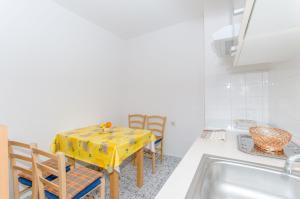 Kuchyň nebo kuchyňský kout v ubytování Apartments and Room Sun & Sea
