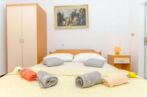 Postel nebo postele na pokoji v ubytování Apartments and Room Sun & Sea