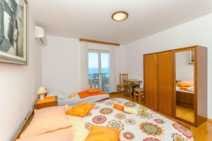 Postel nebo postele na pokoji v ubytování Apartments and Room Sun & Sea