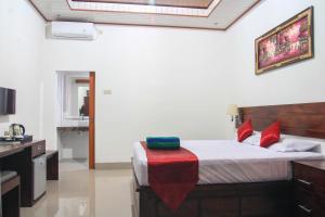 um quarto com uma cama com almofadas vermelhas em Chillhouse Lembongan em Nusa Lembongan