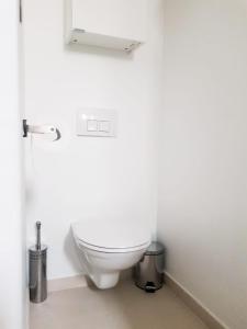 een badkamer met een toilet in een witte kamer bij Sonniges Studio Heinzelmanngasse in Wenen