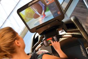 Uma TV ou centro de entretenimento em Hyatt Place Frankfurt Airport