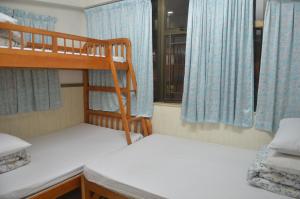Rúm í herbergi á Johnson Hostel