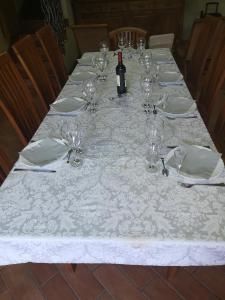 - une longue table avec des verres et une bouteille de vin dans l'établissement Le papangue, à Salazie