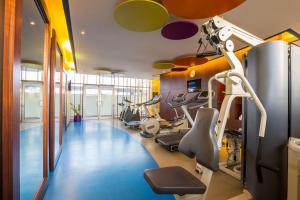 Fitnes oz. oprema za telovadbo v nastanitvi Novotel Suites Mall Avenue Dubai