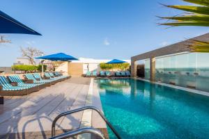 Bazén v ubytování Novotel Suites Mall Avenue Dubai nebo v jeho okolí