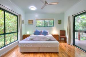 A bed or beds in a room at Red Mill House in Daintree 