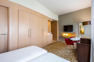 Postel nebo postele na pokoji v ubytování Novotel Suites Mall Avenue Dubai