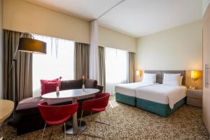 Postel nebo postele na pokoji v ubytování Novotel Suites Mall Avenue Dubai