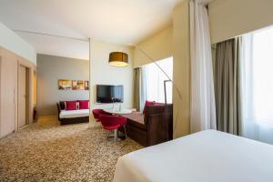 Postel nebo postele na pokoji v ubytování Novotel Suites Mall Avenue Dubai