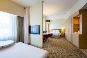 Postel nebo postele na pokoji v ubytování Novotel Suites Mall Avenue Dubai