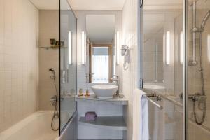 Koupelna v ubytování Novotel Suites Mall Avenue Dubai