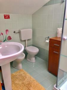 プンタ・セッカにあるvilla Silvaのバスルーム(トイレ、洗面台付)