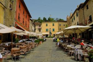 una calle vacía con mesas, sillas y sombrillas en Dalla Bibi, en Montecatini Terme