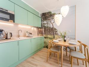 Kuchyňa alebo kuchynka v ubytovaní Apartament FOREST SurfingBird Kołobrzeg
