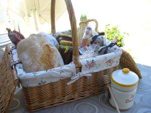 uma cesta cheia de pão e outros itens sobre uma mesa em Hotel Rural Sra De Pereiras em Vimioso