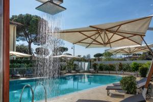 a swimming pool with a water fountain at Hotel Central Park in Marina di Pietrasanta