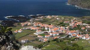 una vista aerea di una città vicino all'oceano di Pandora a Faja Grande