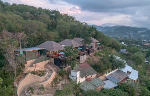 拉布安的住宿－Bayview Gardens Hotel，山丘上房屋的空中景致