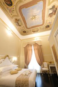 a bedroom with a large bed with a ceiling at B&B Kingsman in Florence