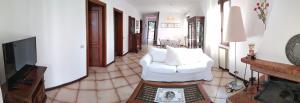 sala de estar con silla blanca y chimenea en VILLA MERY, en Torri del Benaco
