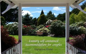 应许之地海格罗夫木屋的门廊享有花园景色