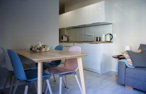 波蘭尼卡－茲德魯伊的住宿－Willa Ogrodowa，一间带木桌和蓝色椅子的用餐室