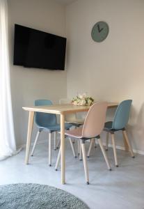 ポラニツァ・ズドルイにあるWilla Ogrodowaのダイニングルームテーブル(椅子付)、壁掛け時計
