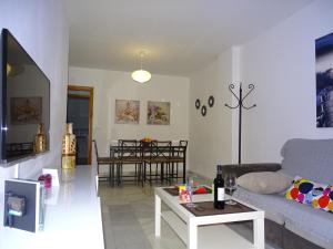 sala de estar con sofá y mesa en Apartamento Oropendola 9, en El Puerto de Santa María