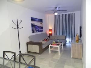 sala de estar con sofá y mesa en Apartamento Oropendola 9, en El Puerto de Santa María