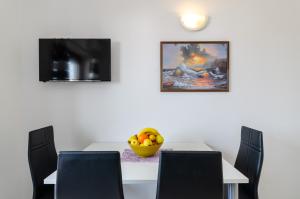 TV a/nebo společenská místnost v ubytování Apartments Mikanović