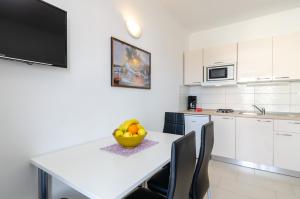 Kuchyň nebo kuchyňský kout v ubytování Apartments Mikanović