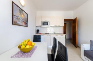 Kuchyň nebo kuchyňský kout v ubytování Apartments Mikanović