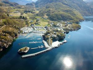 Kyrping凯尔平露营酒店的湖中小港口的空中景观