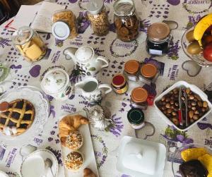 Jedlo v ubytovaní bed & breakfast alebo blízkom okolí