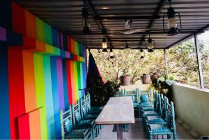 ムンバイにあるTown Hostel Mumbai - AC Dormitoryのカラフルな壁(パティオ、テーブル、椅子付)