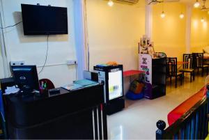 ムンバイにあるTown Hostel Mumbai - AC Dormitoryのゲーム機と壁掛けテレビ付きの部屋 +24枚の写真