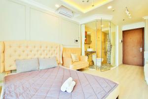 um quarto com uma cama grande e uma grande cabeceira. em Go Sweet House - Rivergate Residence em Ho Chi Minh