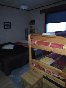 Łóżko lub łóżka piętrowe w pokoju w obiekcie Kiiloselän Poropirtti
