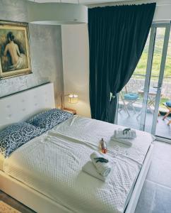 1 dormitorio con 1 cama con 2 almohadas en Romana Dream apartment, en Vrsar