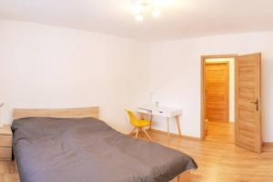 una camera con letto, scrivania e lavandino di 2 bedroom flat in the heart of Liptovsky Mikulas a Liptovský Mikuláš