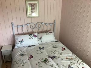 A bed or beds in a room at Cherry Tree Glamping