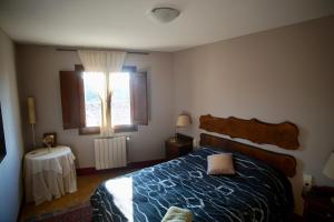 1 dormitorio con cama y ventana en Cal Talaia, en La Glorieta