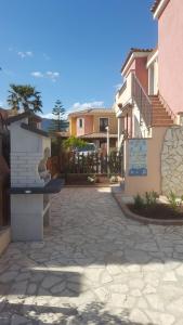 cortile con alcune case e recinzione di Casa al mare di Carlo&Bruna a Villasimius