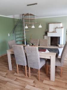 een eetkamer met een tafel en stoelen bij Haus Lisbeth in Malschwitz