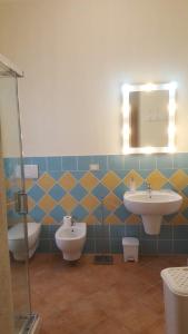 un bagno con due lavandini e due WC di Casa al mare di Carlo&Bruna a Villasimius