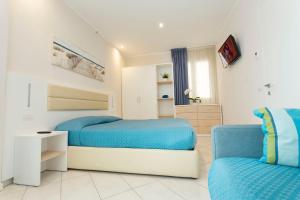Televízia a/alebo spoločenská miestnosť v ubytovaní White Suite & Apartments