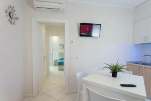 Televízia a/alebo spoločenská miestnosť v ubytovaní White Suite & Apartments